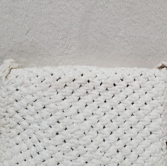 VINTAGE 60s Large White Crochet Wooden Beaded Whicker Eye Fringe Crossbody Purse - Picture 16 of 16